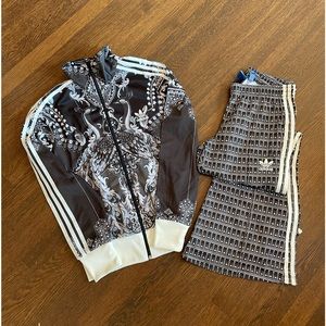 Women's Addidas sweat suit. Pants are bell bottom. Super cute. Like new.